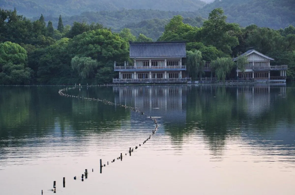 Image 1 of Nostalgia S Hotel Hangzhou West Lake & Hefang Old Street 时光漫步S酒店杭州西湖湖滨河坊街店 Free fresh ground coffee,Free laundry service