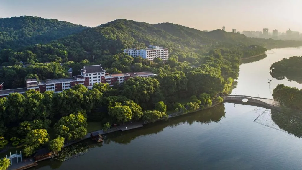 Image of Shangri-La Hangzhou – The back garden of West Lake